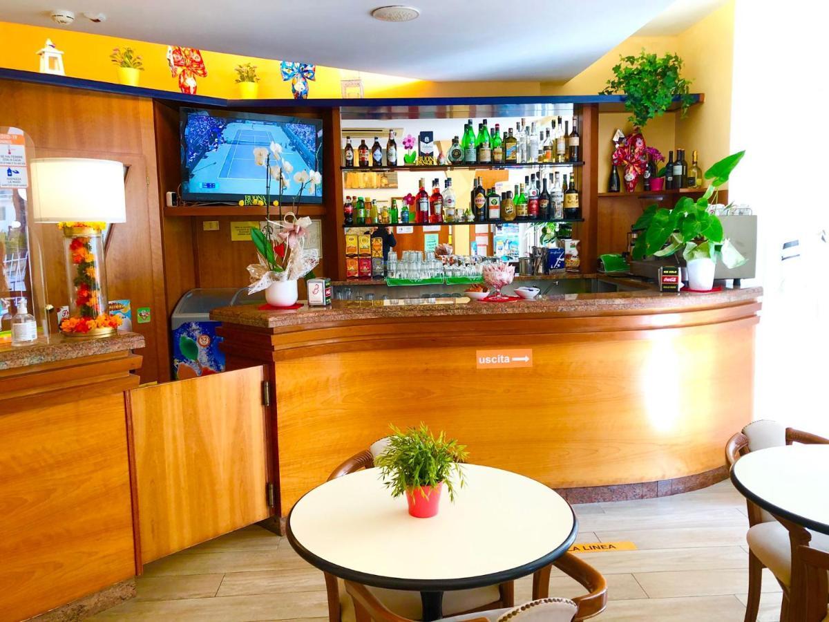 Hotel Alessi** Ріміні Екстер'єр фото