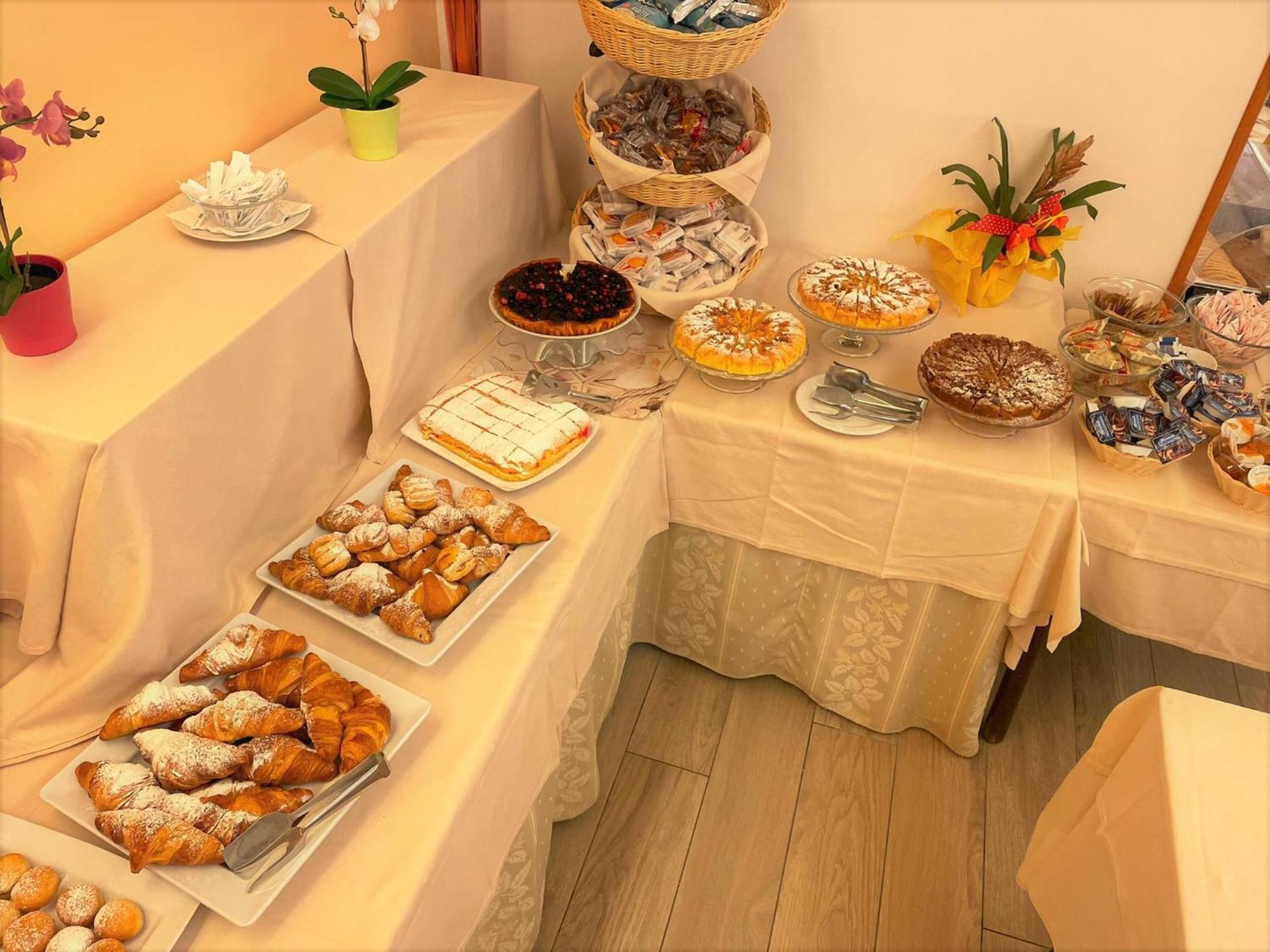 Hotel Alessi** Ріміні Екстер'єр фото